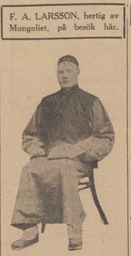 Newspaper clipping of a seated portrait of F. A. Larsson in a robe, captioned "hertig av Mongoliet, på besök här," Dagens Nyheter, 27 February 1921.